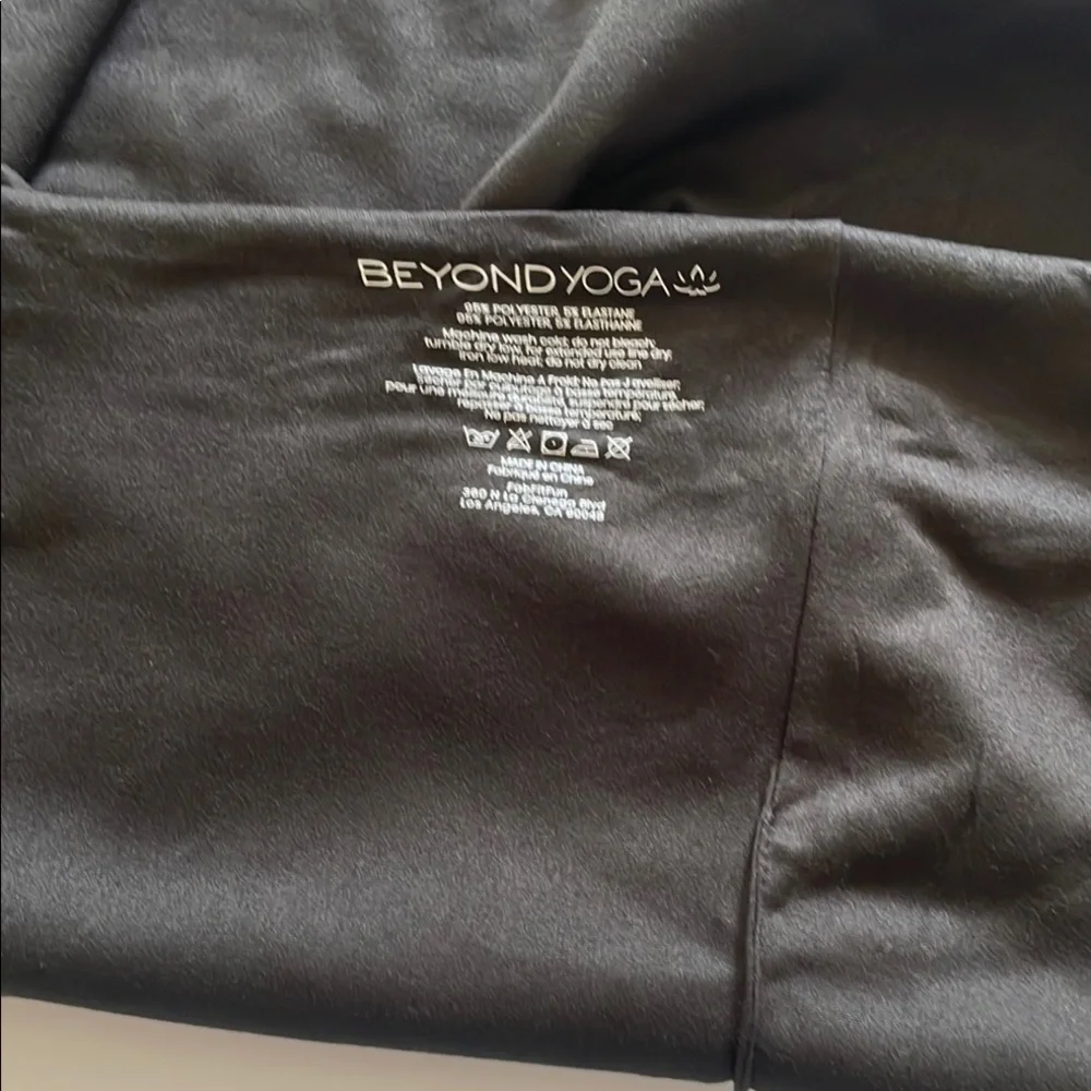 Beyond Yoga‎ Hidden Pocket Infinity Scarf Black